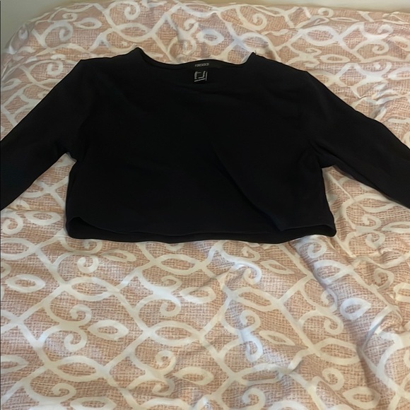 ALL TOGETHER FOR 25$! Set of Three Long Sleeve Crop Tops- Black, Gray, White - Picture 3 of 4